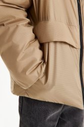 Бежевая демисезонная куртка с капюшоном.