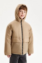 Бежевая демисезонная куртка с капюшоном.