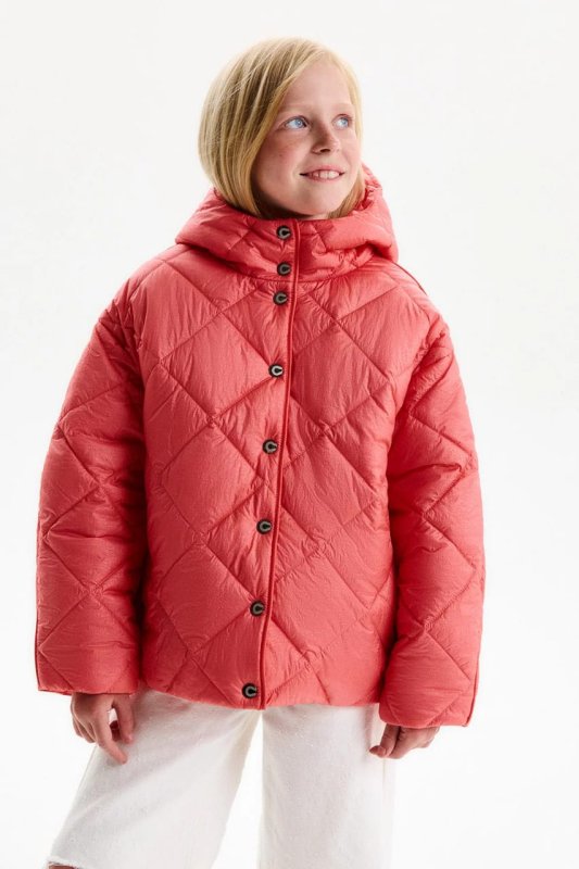 Демисезонная стеганая куртка кораллового цвета. Модель свободного силуэта.