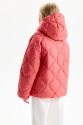 Демисезонная стеганая куртка кораллового цвета. Модель свободного силуэта.
