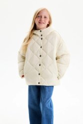 Демисезонная стеганая куртка молочного цвета. Модель свободного силуэта.