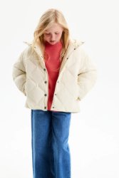 Демисезонная стеганая куртка молочного цвета. Модель свободного силуэта.