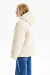 Демисезонная стеганая куртка молочного цвета. Модель свободного силуэта.