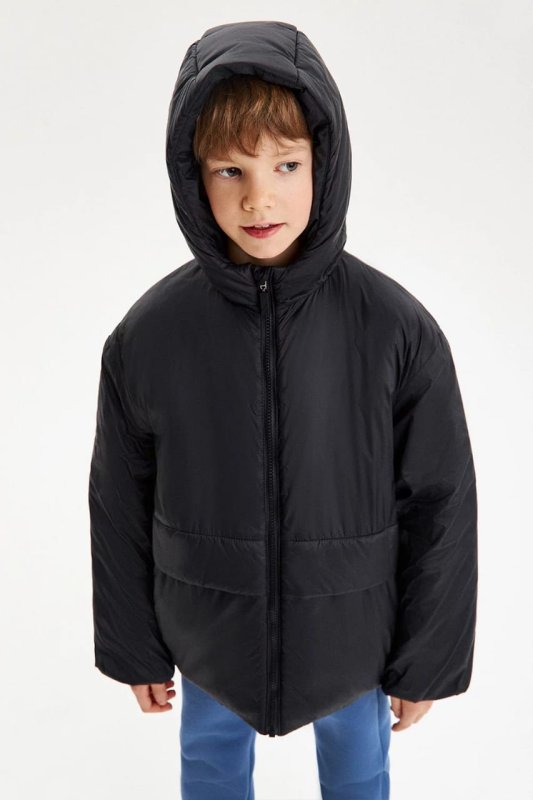 Черная демисезонная куртка с капюшоном.