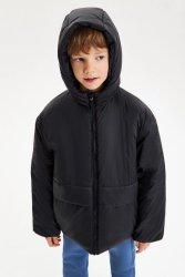 Черная демисезонная куртка с капюшоном.