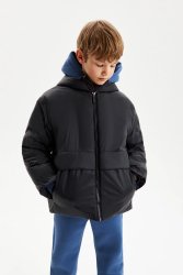 Черная демисезонная куртка с капюшоном.