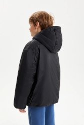 Черная демисезонная куртка с капюшоном.