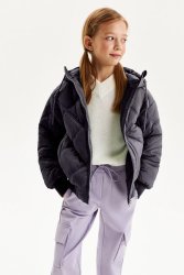 Демисезонная стеганая куртка серого цвета.