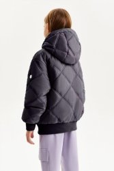Демисезонная стеганая куртка серого цвета.