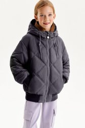 Демисезонная стеганая куртка серого цвета.