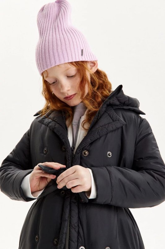 Демисезонное пальто черного цвета.