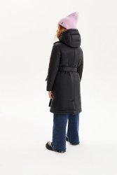 Демисезонное пальто черного цвета.