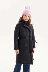 Демисезонное пальто черного цвета.