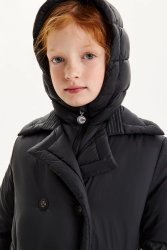 Демисезонное пальто черного цвета.