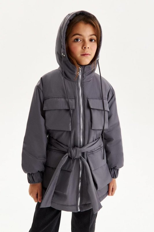 Демисезонная удлиненная куртка серого цвета.