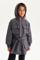 Демисезонная удлиненная куртка серого цвета.