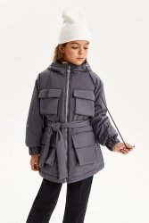 Демисезонная удлиненная куртка серого цвета.