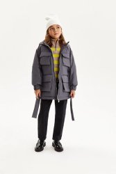 Демисезонная удлиненная куртка серого цвета.