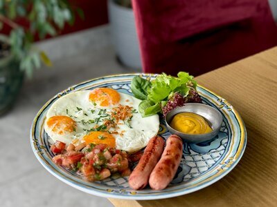 Глазунья с колбасками гриль