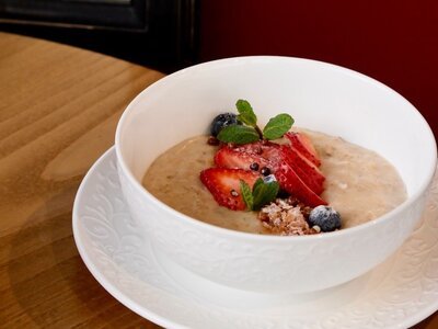 Каша геркулесовая на топленом молоке с карамелизированным бананом