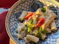 Ригатони с курицей