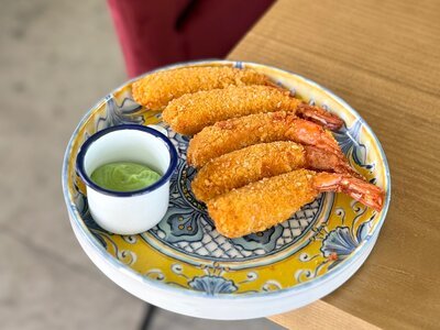 Хрустящие креветки с соусом васаби