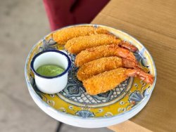 Хрустящие креветки с соусом васаби