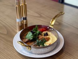 Сковородка с копченой говядиной