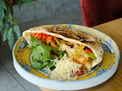 Пита с куриным филе и овощами