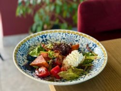 Салат с хрустящими баклажанами и творожным сыром