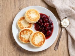 Сырники с томлёной вишней