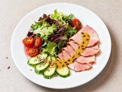 Салат с копченой индейкой