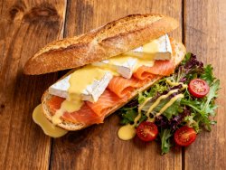 Брускетта с лососем