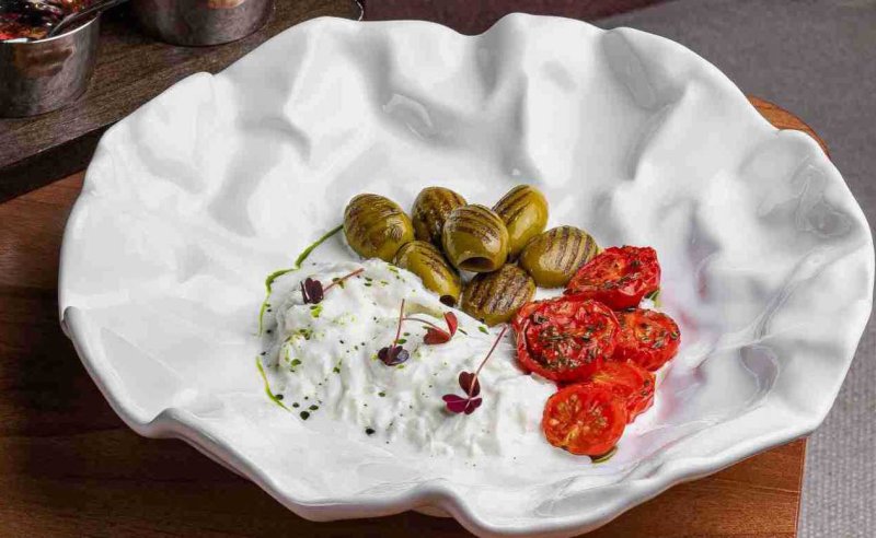 Сливочная страчателла с томатами и жареными оливами