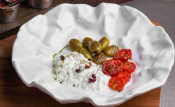 Сливочная страчателла с томатами и жареными оливами