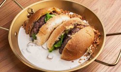 Фирменный бургер в сливочно-грибном соусе