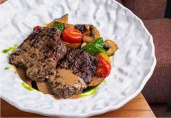 Медальоны из телятины с мини картофелем и грибами под сливочно-перечным соусом