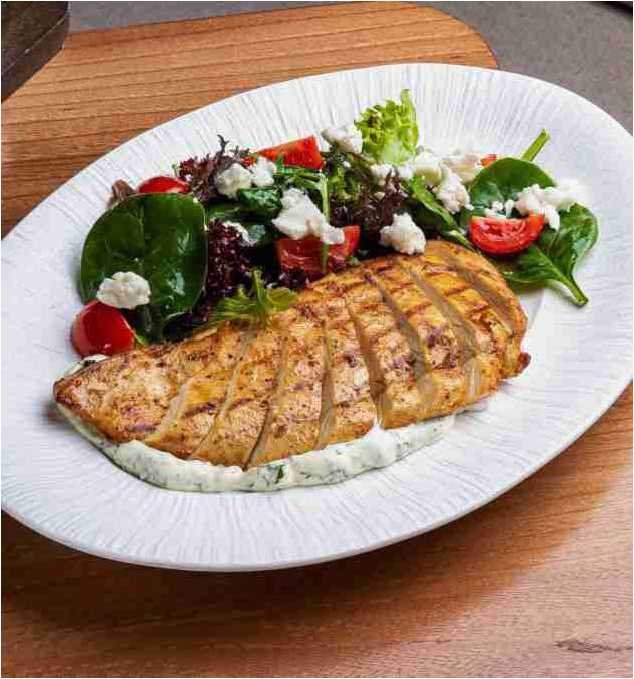 Нежнейшее куриное филе с брынзой и салатом