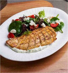 Нежнейшее куриное филе с брынзой и салатом