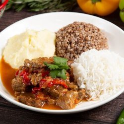 Гуляш с гарниром