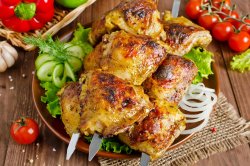 Шашлык из бедра куриного н/к жареный на мангале