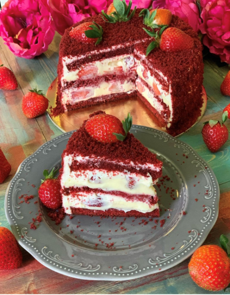 Торт «Клубничный бархат» с ягодным оформлением