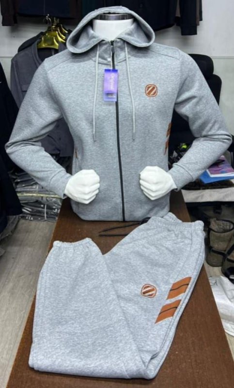 Мужской спортивный костюм