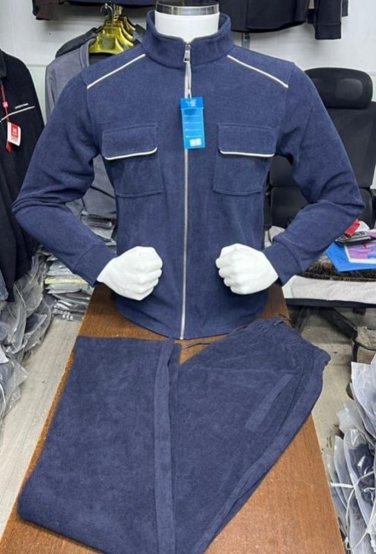 Мужской спортивный костюм