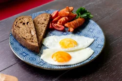 Завтрак с глазуньей