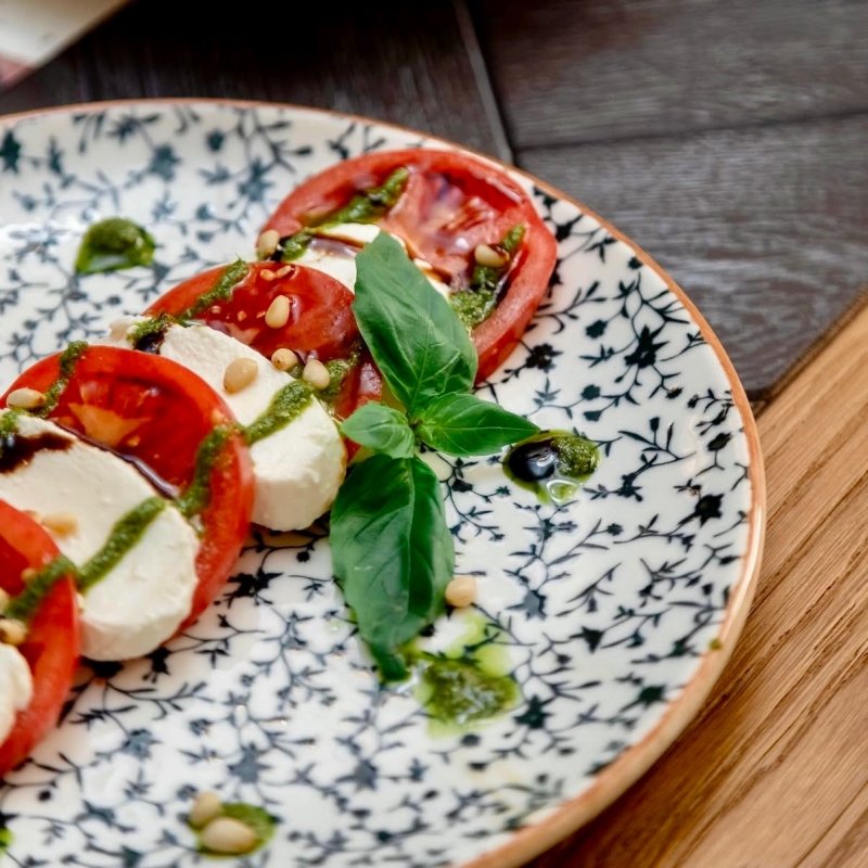 Капрезе с помидорами и сыром моцарелла