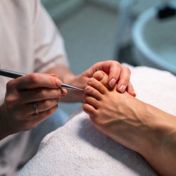 Подологический педикюр I степени (незначительные трещины, сухость)