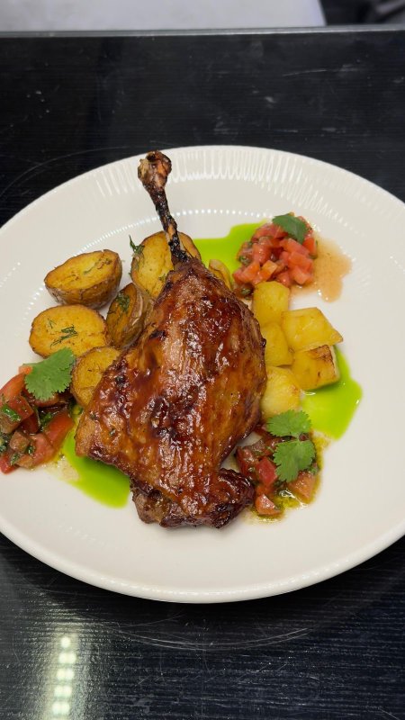 Утиная ножка с запеченным картофлем и яблоком