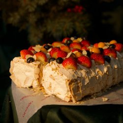 Фисташковый меренговый рулет
