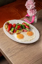 Брускетта с овощами и яйцами